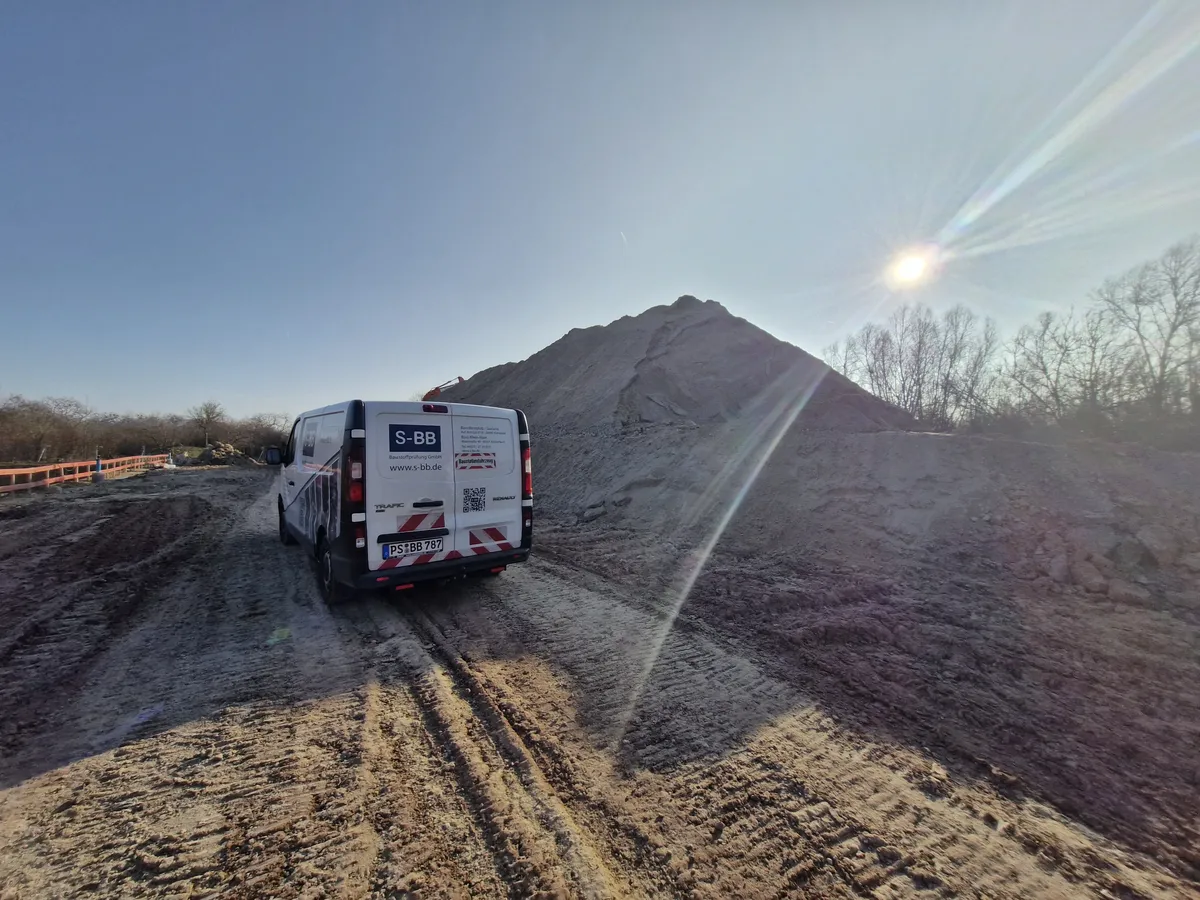 S-BB Fahrzeug auf der Kieshalde